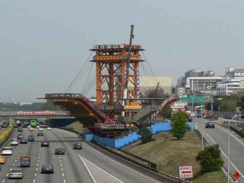 CE02標(跨越高速公路V型斜撐)